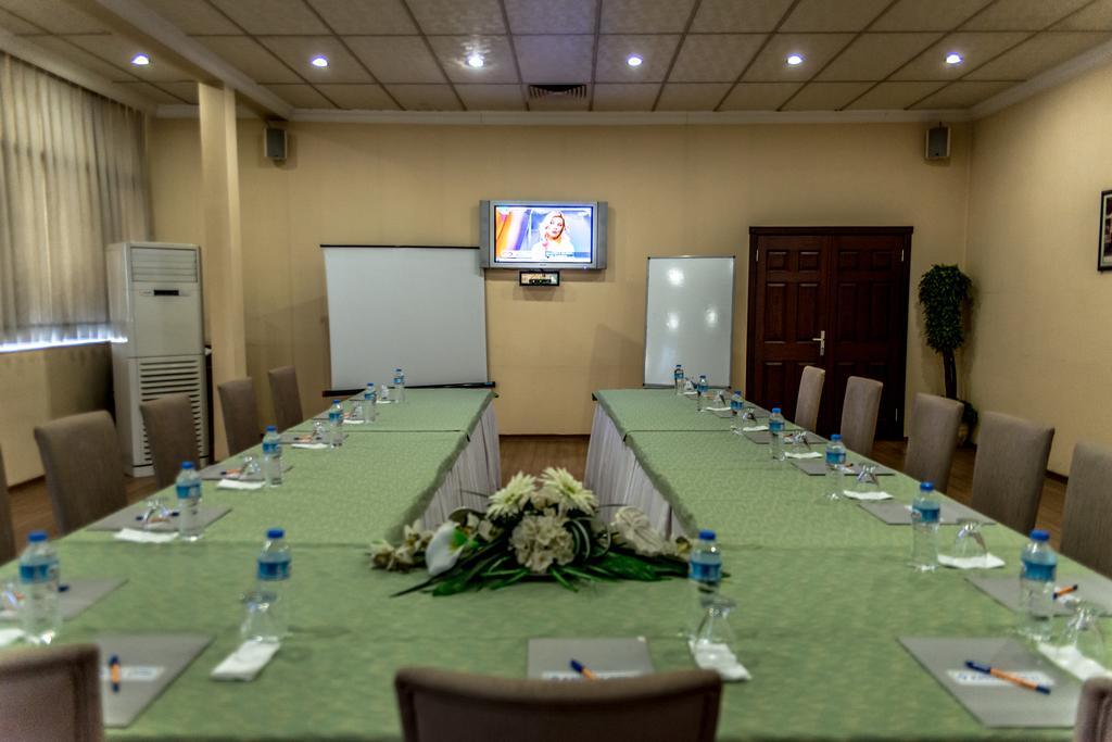 Kristal Otel Adana Esterno foto